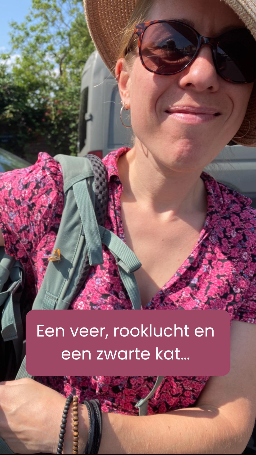 Wat een veer, rook en een zwarte kat me leerden over synchroniteit